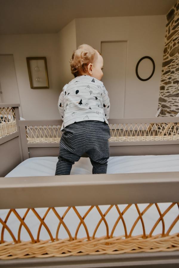 Pantalon sarouel porté par un petit garçon de 12 mois