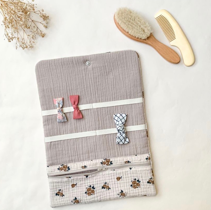 Pochette en double gaze de coton fleurie munie d'une poche zippée pour ranger les barrettes et les élastiques de votre fille