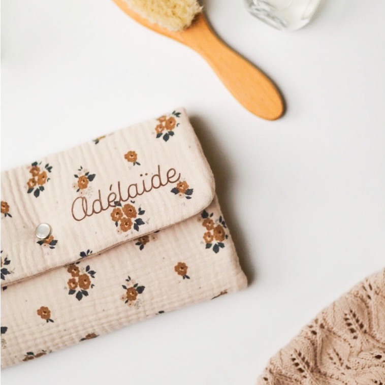Pochette Range Barrettes en Double Gaze de coton fleurie et personnalisée au prénom de sa petite propriétaire