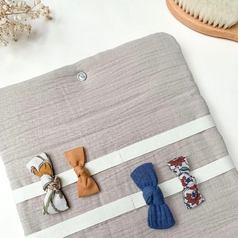 Zoom sur les rubans de coton pour accrocher les jolies barrettes de votre princesse