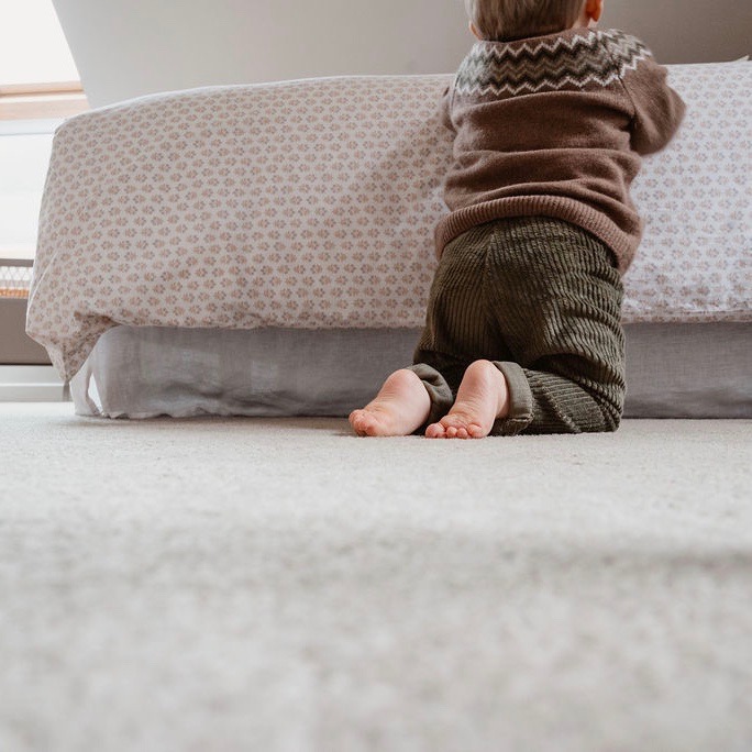 Pantalon en velours grosses côtes kaki porté par un bébé