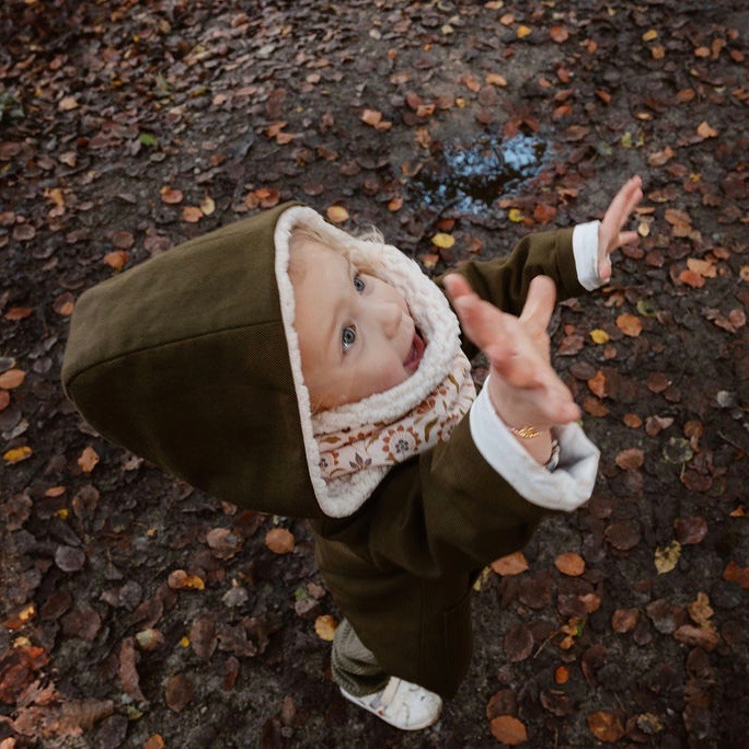 Fillette portant une parka kaki avec capuche