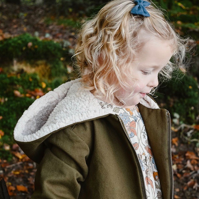 Parka kaki fermée par une fermeture éclair métallique