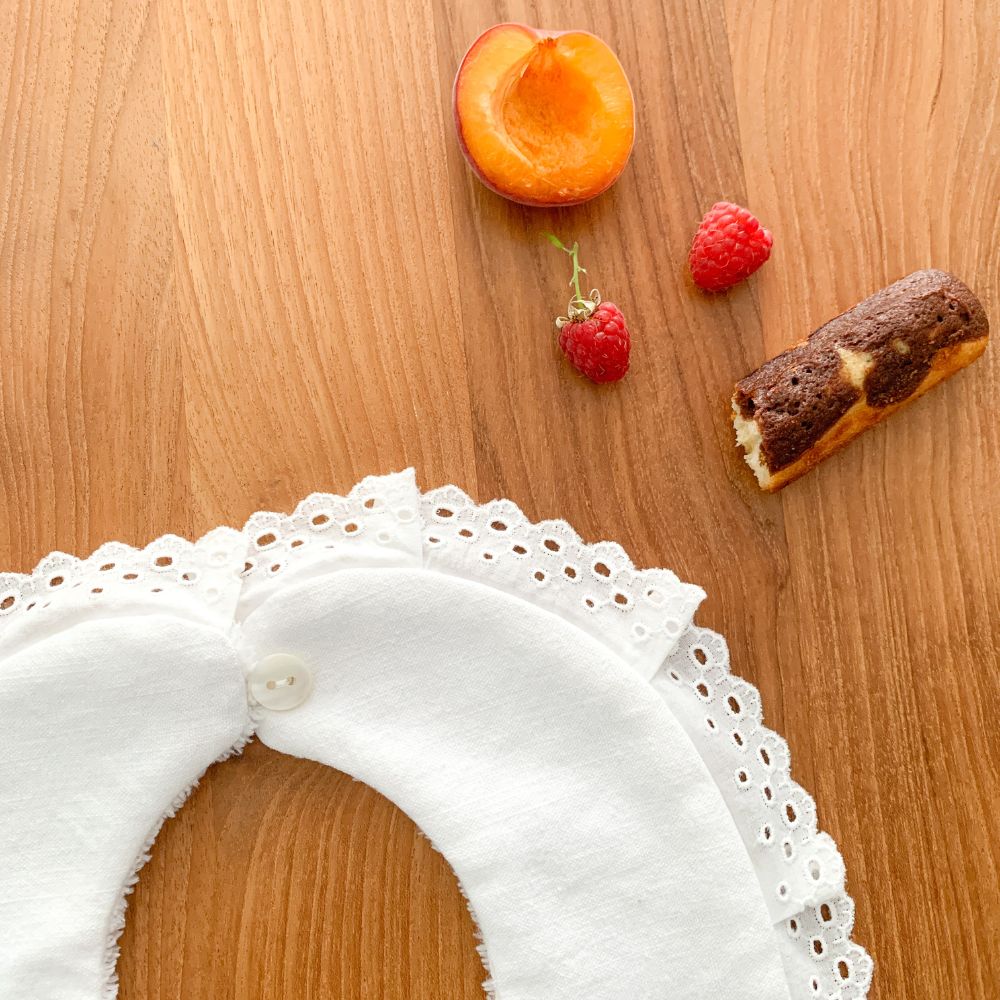 Zoom sur la fermeture du bavoir issu du kit couture "Le Bavoir d'Antan"