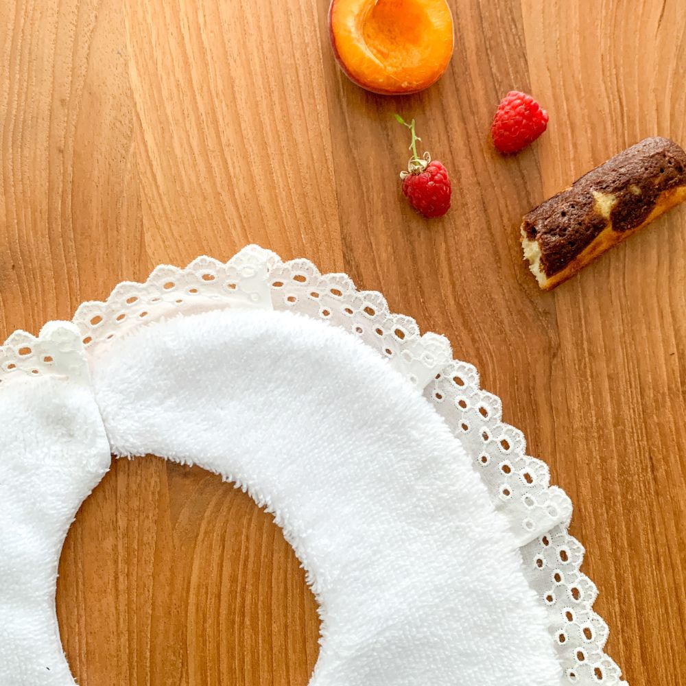 Zoom sur le dos du bavoir issu du kit couture "Le Bavoir d'Antan"