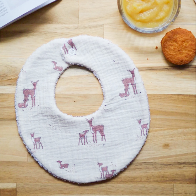 Bavoir pour bébé fait main, en tissu assorti aux lingettes et aux autres éléments du coffret de naissance Premiers jours, pensé pour allier douceur, praticité et élégance.