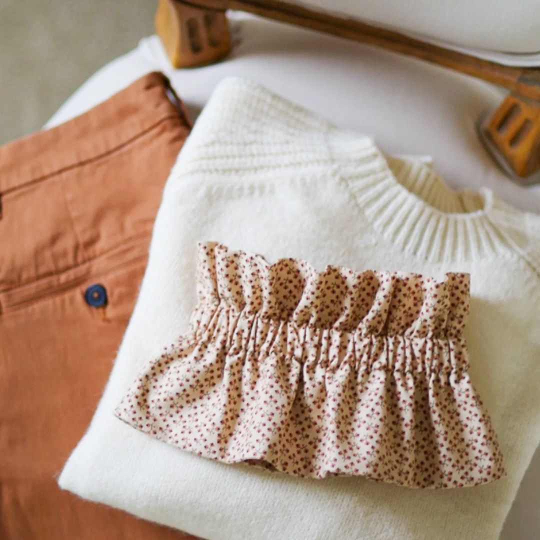 Idée de look composé d'un chino caramel, d'un pull écru et d'un col amovible fleuri dans des tons naturels et doux