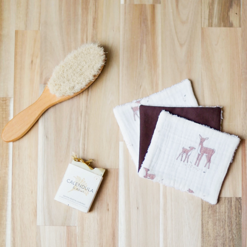 Lot de lingettes lavables pour bébé, confectionnées à la main en France, en tissu doux et absorbant, assorties aux autres créations du coffret de naissance Premiers jours.