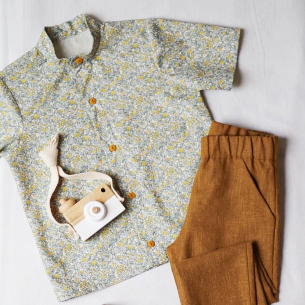 Tenue chic pour garçon : chemise aux motifs fleuris style Liberty à col Mao et pantalon en lin lavé tabac
