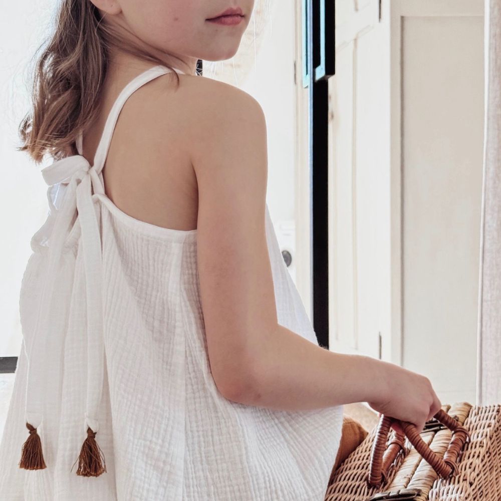 Top dos nu en gaze de coton blanche pour fille, bretelles croisées nouées dans le dos, vue de dos