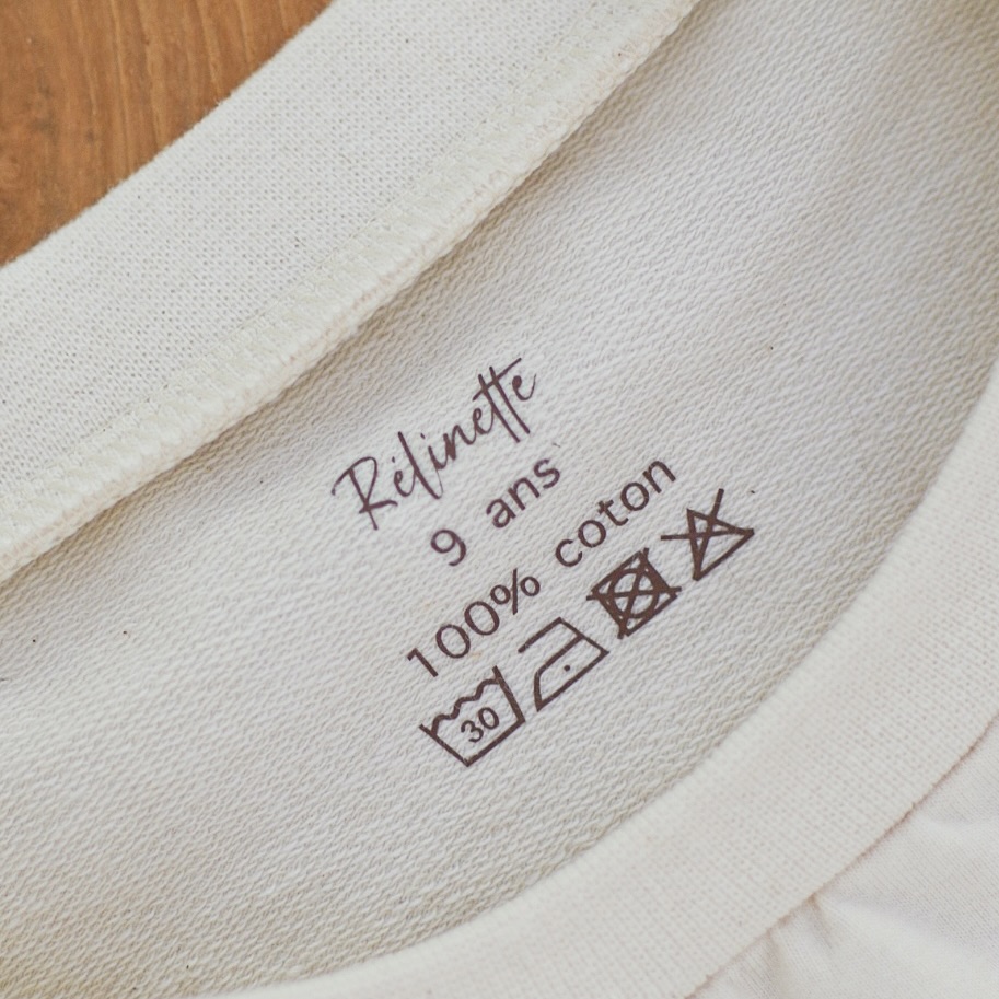 Zoom sur la matière French Terry écru pour un sweat enfant léger et confortable.